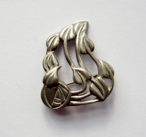 Ortak pewter brooch, in the style of Charles Rennie Mackintosh, and featuring a Glasgow Rose.