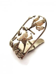 Lotus dress clip, in mother of pearl and white metal.