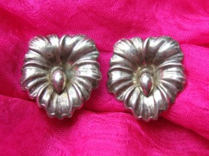 Pansy earrings in silver.