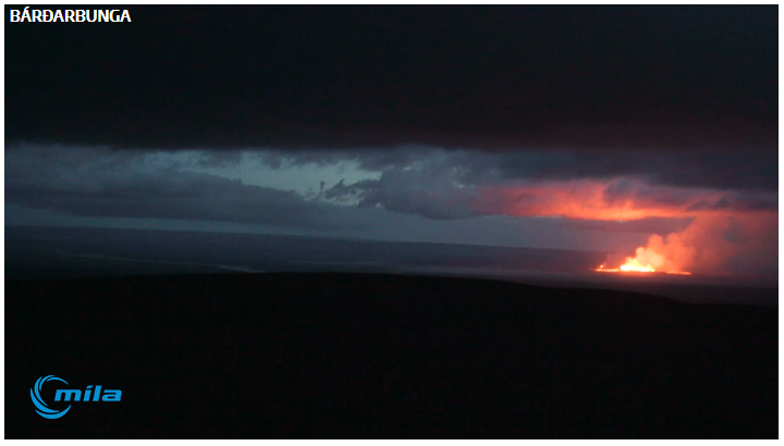 Screengrab from a Mila webcam of the fissure last evening, with the lava reflected on the underside of the clouds. Screengrab bu Oddition at Volcanocafe.
