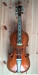 A Hardanger fiddle, made by Knut Gunnarsson Helland. Photo by Kjetil r.