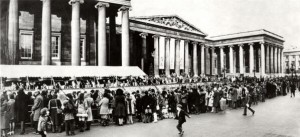 Queues at the British Museum to see the Treasures of Tutankhamun exhibition.