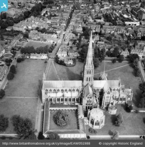 Salisbury Cathedral, 5 september 1953. Image from the Britain From Above website: click on photo for details.