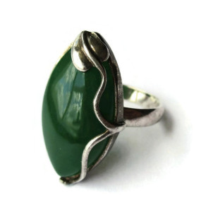 Vintage jadeite and sterling silver ring with cicely leaf design. 