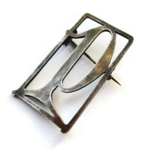 Late Arts and Crafts sterling silver brooch, in a letter P, by William Hair Haseler, and hallmarked in 1930.